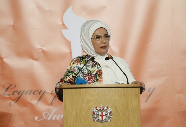 Emine Erdoğan'a Londra'da "İnsani Hizmet Takdir Ödülü" verildi