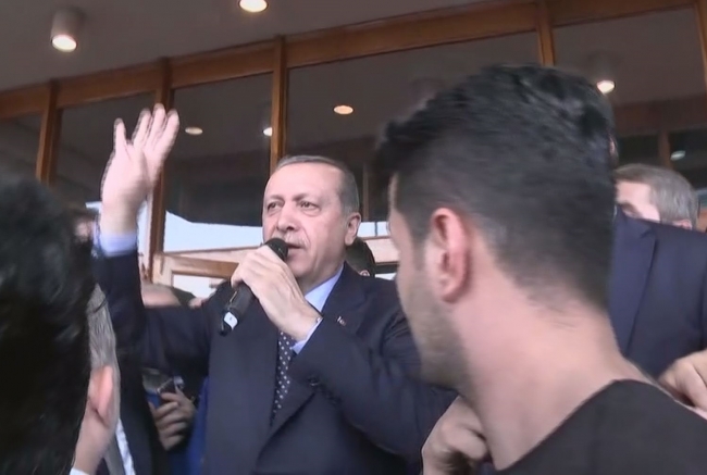 Cumhurbaşkanı Recep Tayyip Erdoğan, Atatürk Havalimanı'nda vatandaşlara hitap etti.
