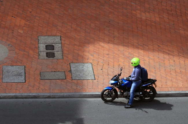 Bogota'da erkekler motosikletin arkasına binemeyecek