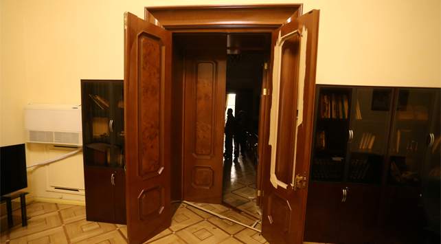 Ermenistan'da halk parlamentoyu bastı, Paşinyan'ın odasına girdi