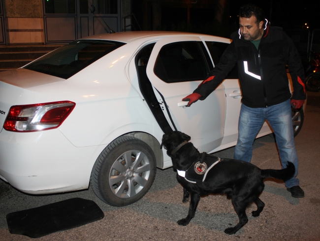 Otomobilin yakıt deposundan 22 kilo eroin çıktı