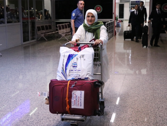 Erzurumlu hac kafilesi yurda döndü