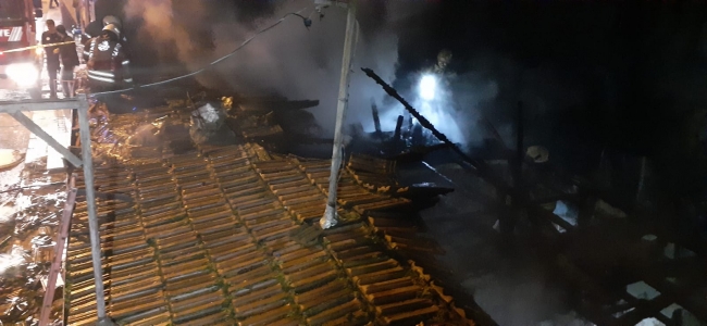 Esenler'de çıkan yangın gecekonduyu kül etti