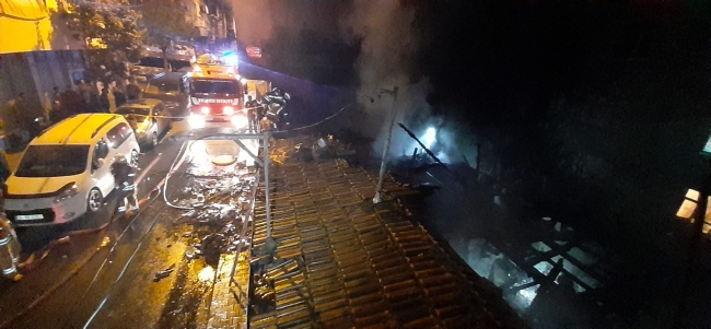 Esenler'de çıkan yangın gecekonduyu kül etti