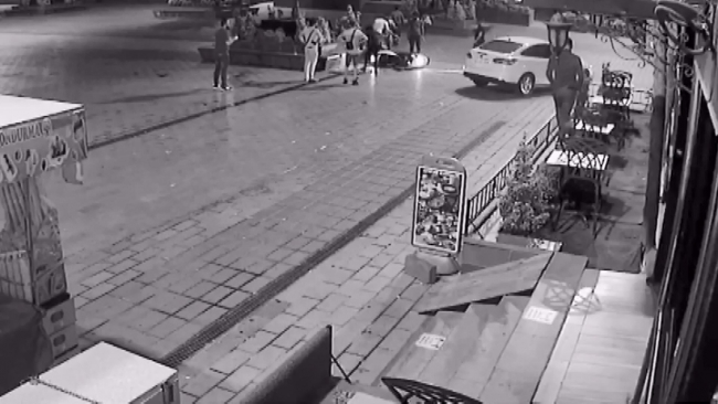 Kazada havaya fırlayan motosikletli bankın üzerine düştü