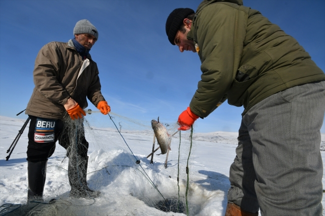 Eskimo usulü balık avlıyorlar