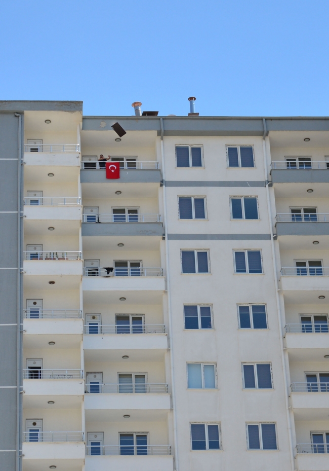 24 yaşındaki öğrenci evindeki eşyaları 14.kattan attı