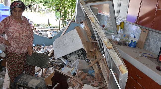 Kontrolden çıkan kamyon eve girdi