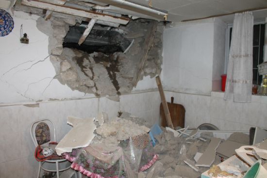 Freni boşalan araç eve çarparak durabildi