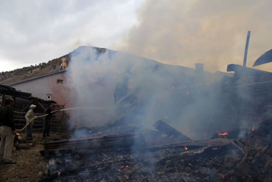 Yanan evlerini görünce sinir krizi geçirdiler