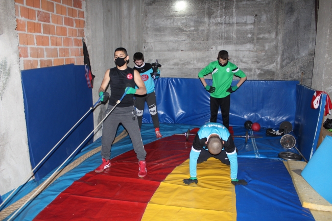 Öğrencileri için evinin bodrumunu güreş salonuna çevirdi