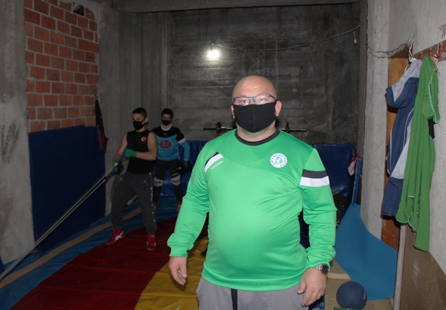 Öğrencileri için evinin bodrumunu güreş salonuna çevirdi
