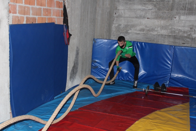 Öğrencileri için evinin bodrumunu güreş salonuna çevirdi