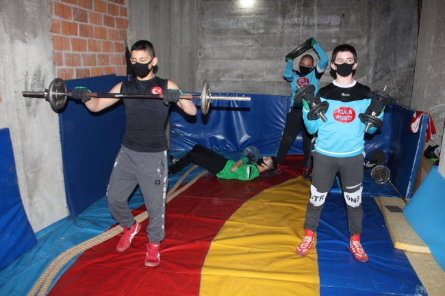 Öğrencileri için evinin bodrumunu güreş salonuna çevirdi