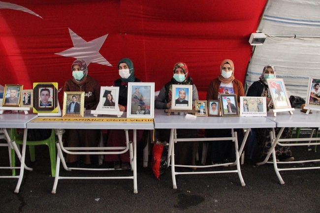 Evlat nöbetindeki annelerin yeni yılda tek dilekleri çocuklarına kavuşmak