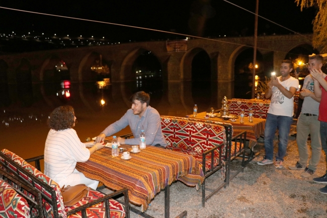 Tarihi köprüde sürpriz evlilik teklifi