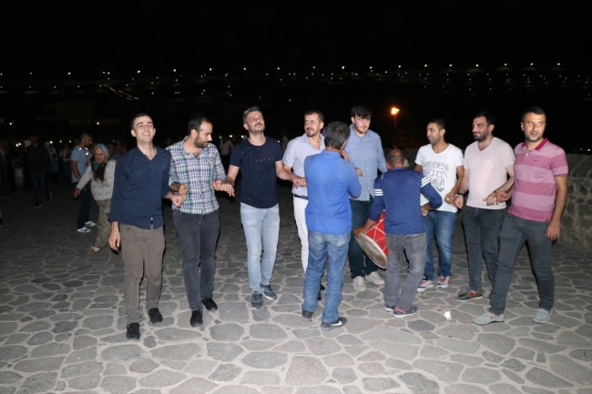 Tarihi köprüde sürpriz evlilik teklifi