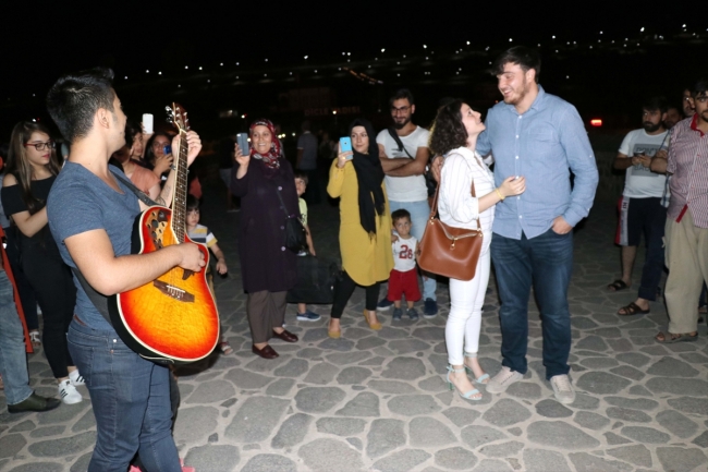 Tarihi köprüde sürpriz evlilik teklifi