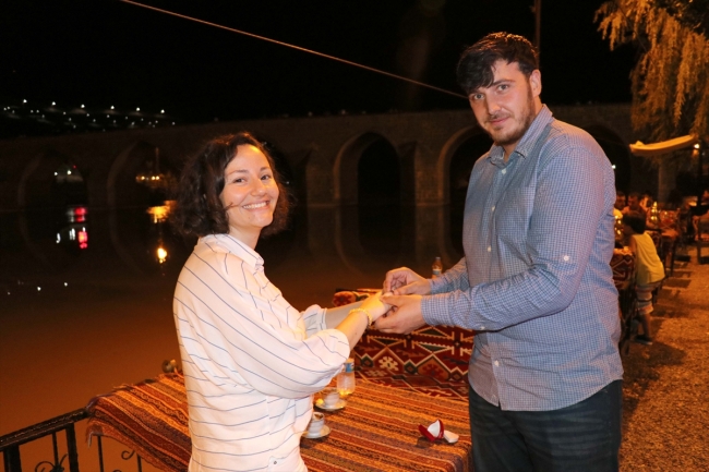 Tarihi köprüde sürpriz evlilik teklifi