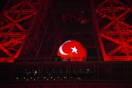 Eyfel Kulesi kırmızı beyaza büründü