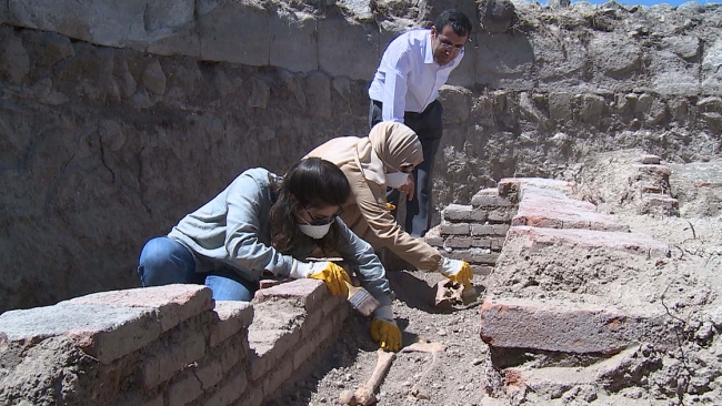 Kümbet kazısında Sultan Alaaddin yazılı sanduka bulundu