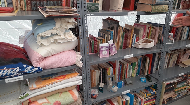 Depremzedeler enkazdan çıkarılan eşyalarını arıyor