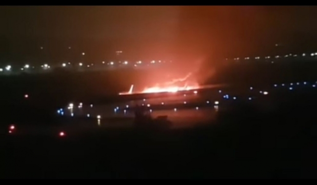 Rus uçağı pistten çıkarak yandı