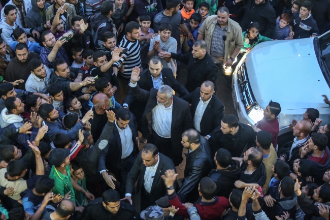 Suikasta uğrayan Filistinli bilim adamını yüzlerce kişi uğurladı