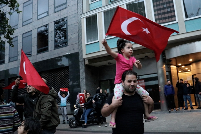 Hollanda Türklerin seçim sevincini kaldıramadı