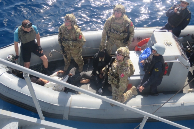 TCG GAZİANTEP fırkateyninde görevli ekip düzensiz göçmenlere yardım etti