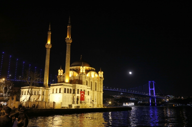 İstanbul'un simge yapıları maviye büründü
