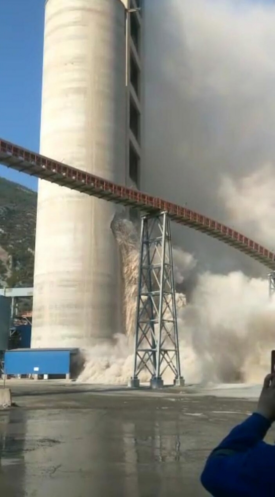 Çimento fabrikasının silosu patladı
