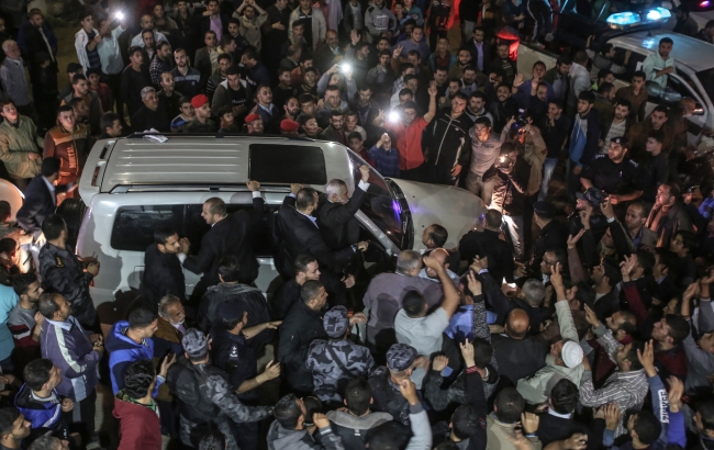 Suikasta uğrayan Filistinli bilim adamını yüzlerce kişi uğurladı