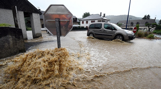 Fransa sel ve fırtınaya teslim oldu