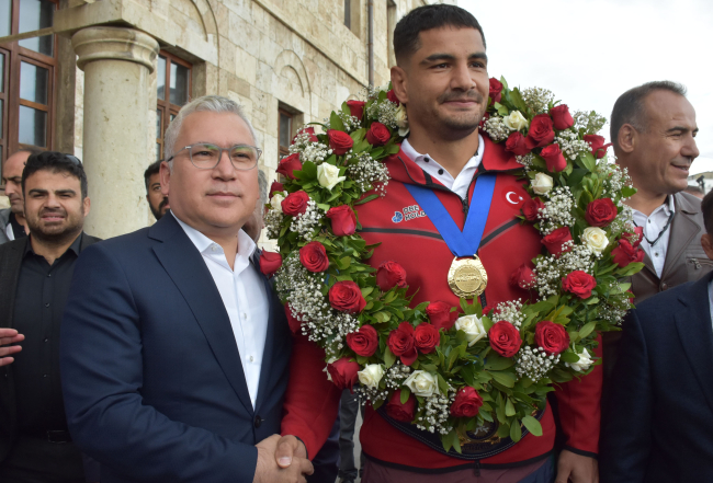 Milli güreşçi Taha Akgül Sivas'ta çiçeklerle karşılandı