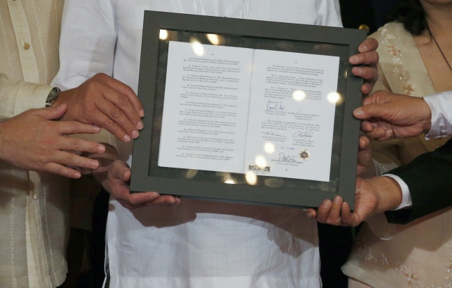 Moro Müslümanlarına özerklik getiren yasa teslim edildi