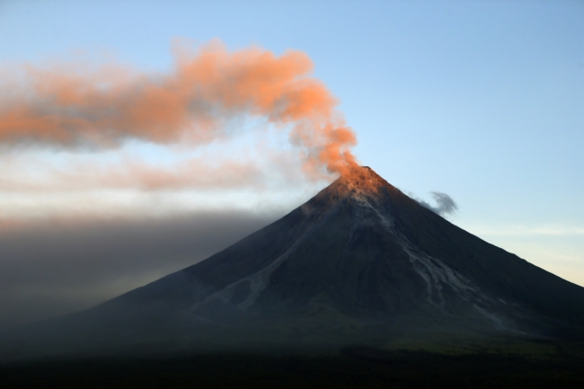 Filipinler'deki yanardağ lav püskürtmeye devam ediyor