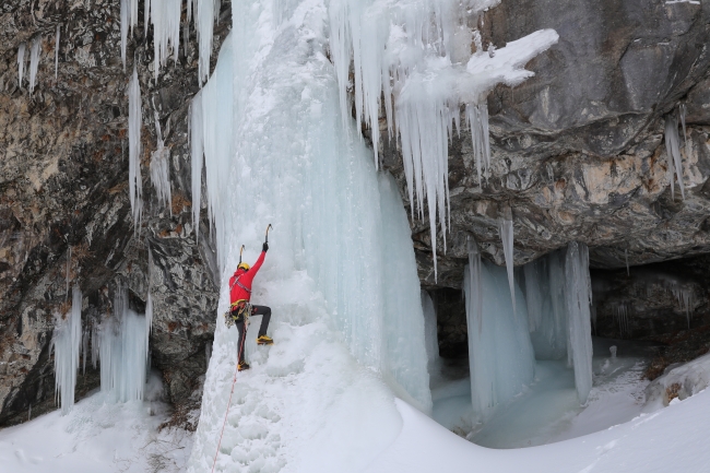 Erek Dağı'ndaki buz şelalesi ünlü dağcıları ağırlıyor