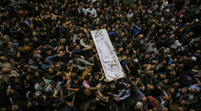 Suikasta uğrayan Filistinli bilim adamını yüzlerce kişi uğurladı