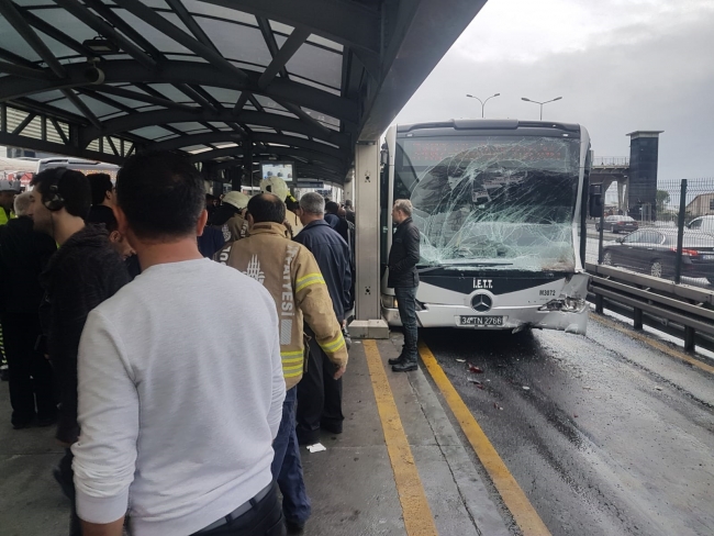 Beylikdüzü'nde metrobüs kazası: 6 yaralı