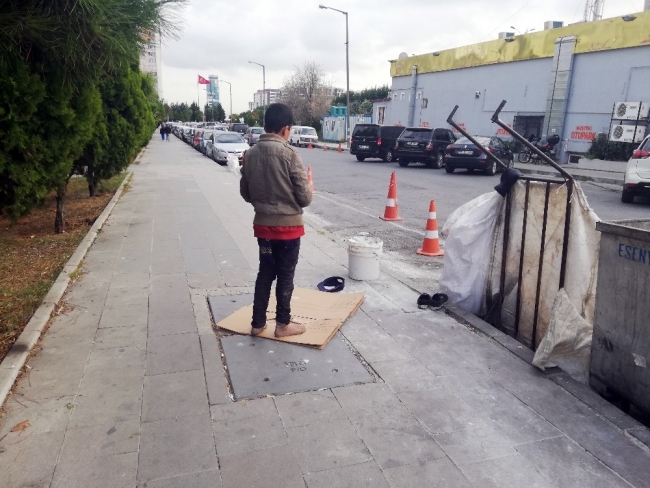 Suriyeli kağıt toplayan çocuk kartonun üzerinde namaz kıldı