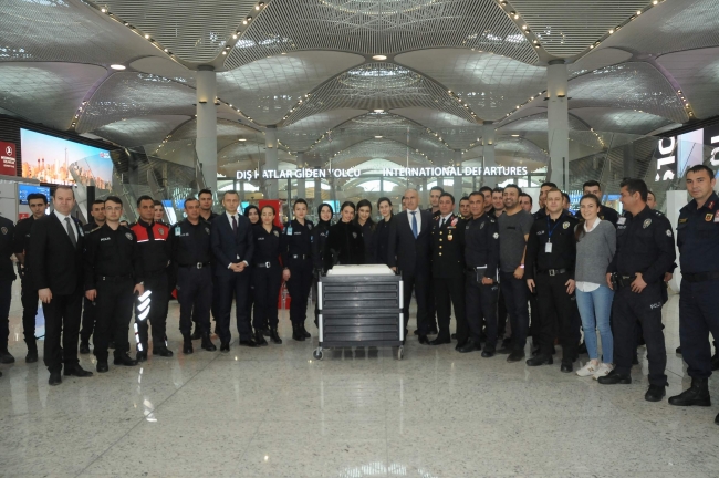 İstanbul Havalimanı'nda görevli polislerden yolculara pasta ikramı