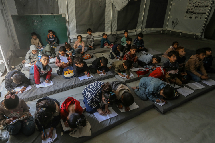 Gazzeli gönüllü öğretmenler bir neslin kaybolmaması için mücadele ediyor