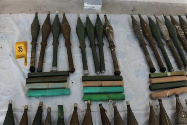 Diyarbakır'da terör örgütünün cephaneliği ele geçirildi: 20 gözaltı