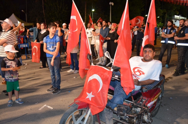 Milyonlar şehitler için meydanlara indi