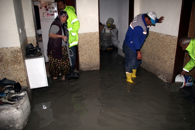 Sağanak Beypazarı'ndaki evleri su ile doldurdu