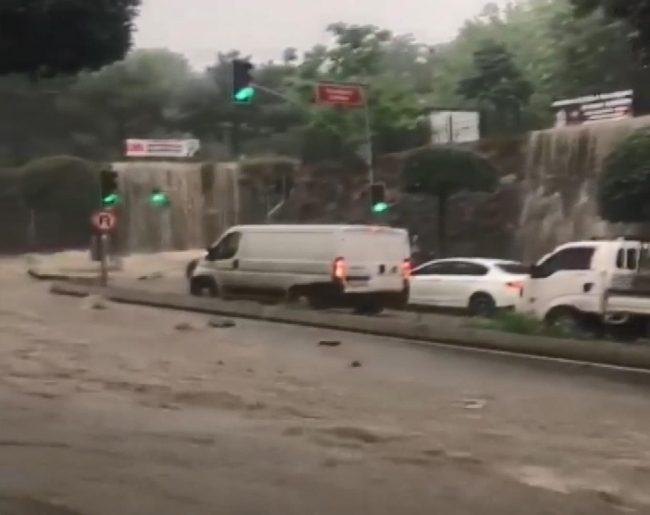 İstanbul'da araçlar mahsur kaldı, evleri su bastı