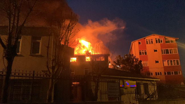 İstanbul'da gecekonduda çıkan yangın yan binalara da sıçradı