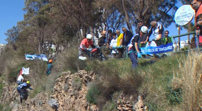 Antalya'da gönüllü dağcılar falezleri temizledi