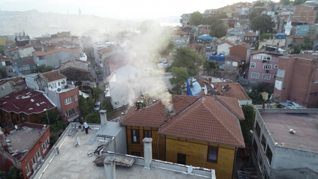 Fatih'te ahşap otel binasında çıkan yangın söndürüldü